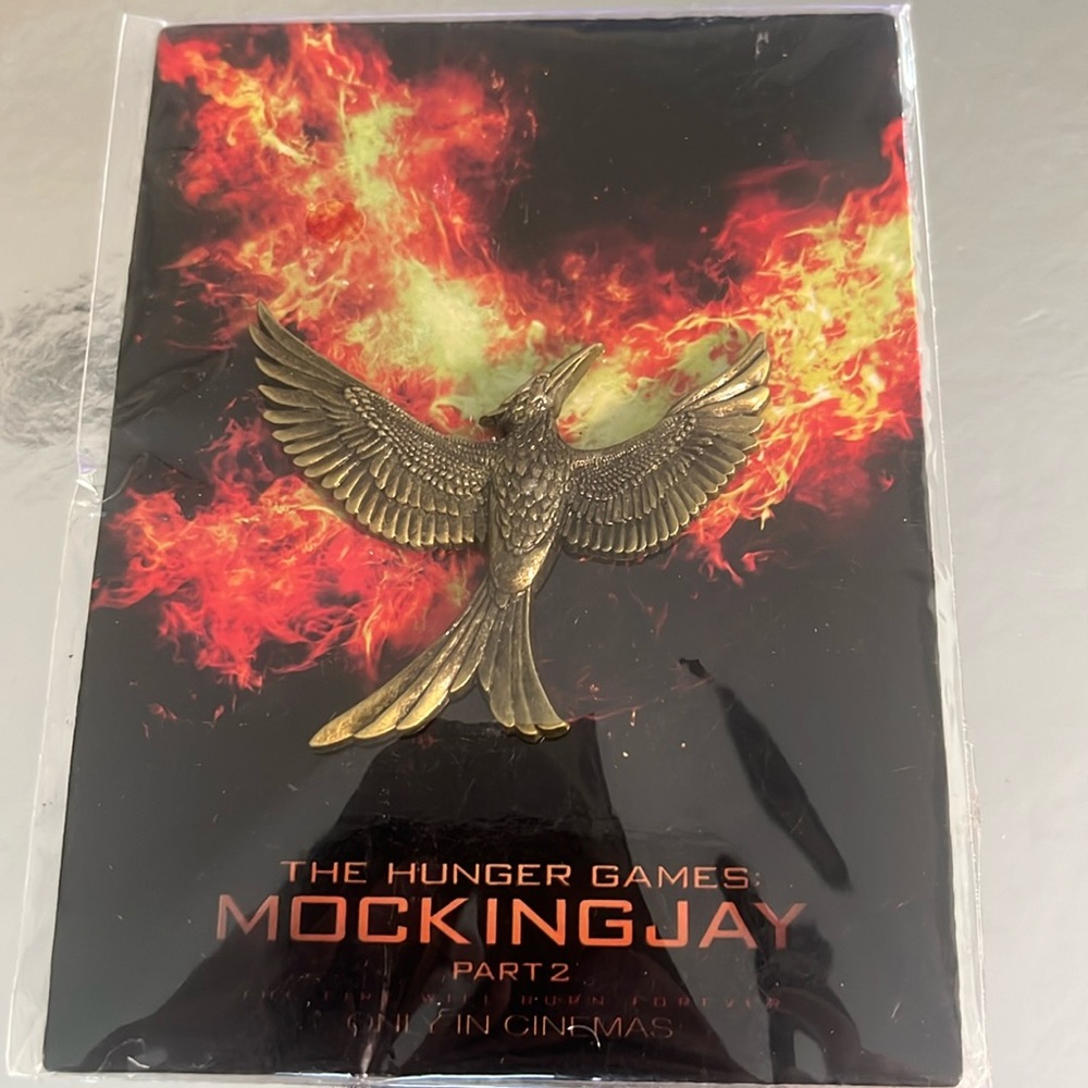 THE HUNGER GAMES MOCKINGJAY PIN NEW IN PACKAGE